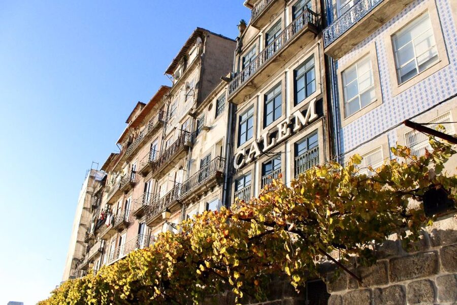 Porto: Guided Walking Tour and Lello Bookshop - Entering Livraria Lello after the city walk
