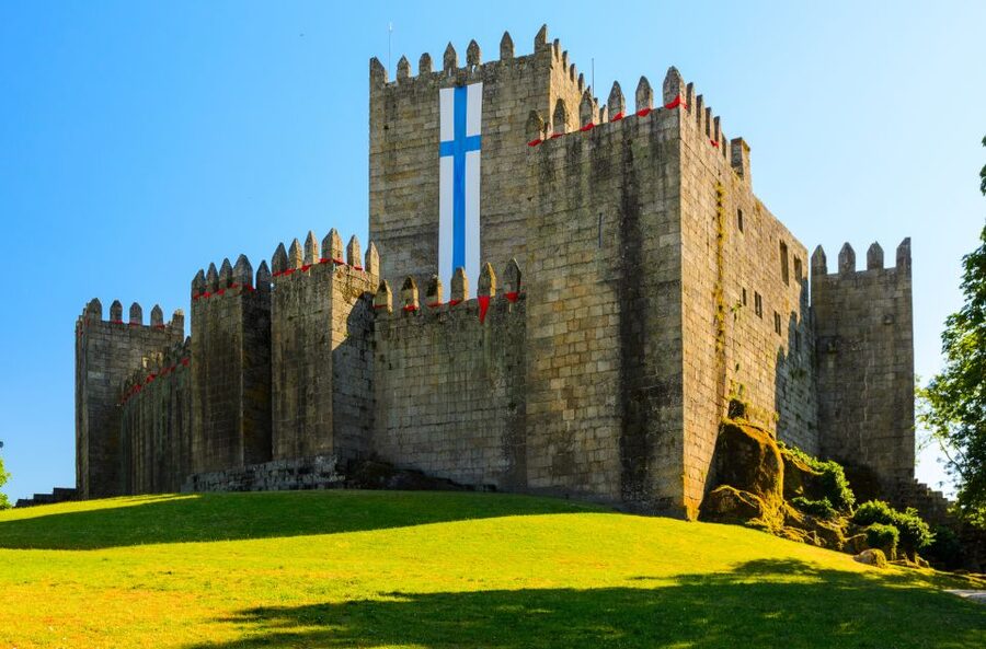 Porto: Guimarães & Braga Tour with Entry Tickets and Lunch - A northern Portuguese lunch with Vinho Verde