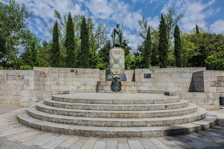 Porto: Guimarães & Braga Tour with Entry Tickets and Lunch - Guimarães Castle and Portugal’s beginnings