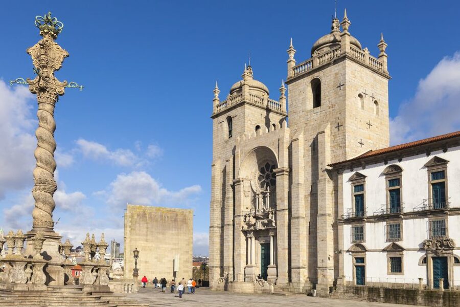 Porto: Historic City Center Walking Tour - São Bento Station and its blue-and-white story