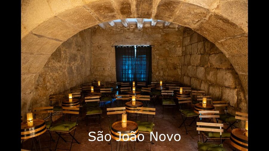 Porto: Live Fado Show with Glass of Port Wine - The music: Portuguese guitar, voice, and emotion