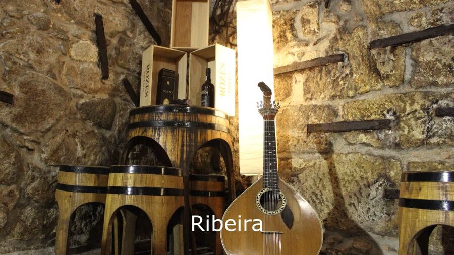 Porto: Live Fado Show with Glass of Port Wine - What the atmosphere is really like