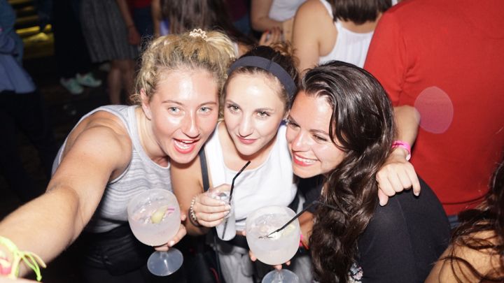 Porto: Pub Crawl with 6 Drinks and VIP Club Entry - The first bar: six drinks begin with shots, beer, and sangria