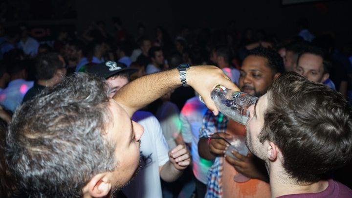 Porto: Pub Crawl with 6 Drinks and VIP Club Entry - Three more bars in Porto’s Galerias area