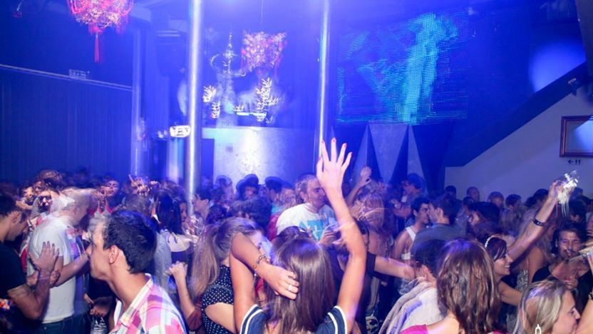 Porto: Pub Crawl with 6 Drinks and VIP Club Entry - The nightclub finish and VIP-style entry