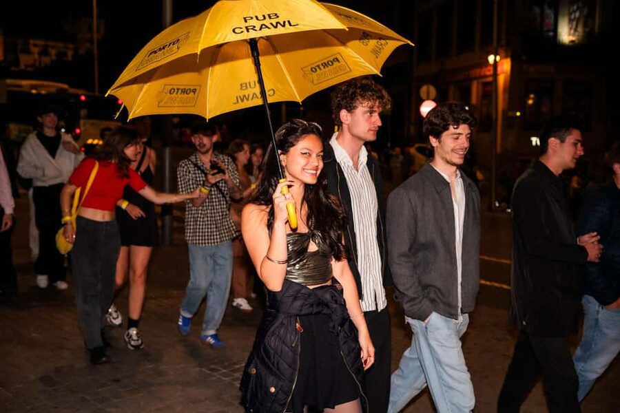 Porto: Pub Crawl with 7 Drinks, Games, and VIP Club Entry - Languages, booking flexibility, and practical planning