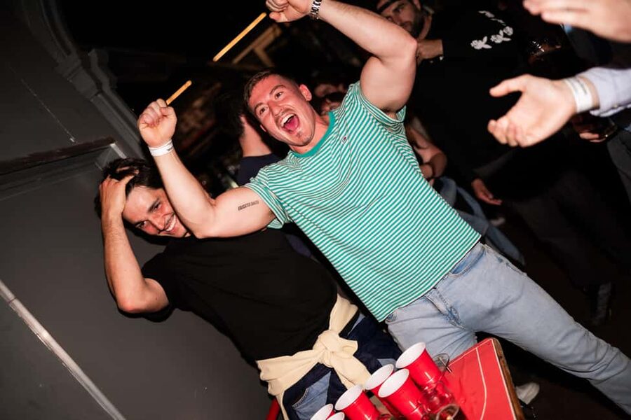 Porto: Pub Crawl with 7 Drinks, Games, and VIP Club Entry - The first two hours: games and quick introductions