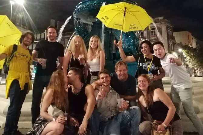 Porto Pubcrawl: 5h,7 Drinks,4 bars &Skip the line Club Entry - Starting at Fonte dos Leões at 10pm