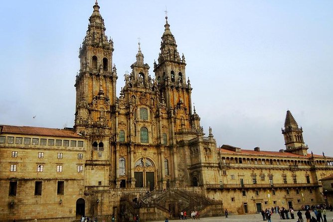 Porto: Santiago de Compostela and Valença do Minho Day Trip - Meeting in central Porto at 7:30 a.m.