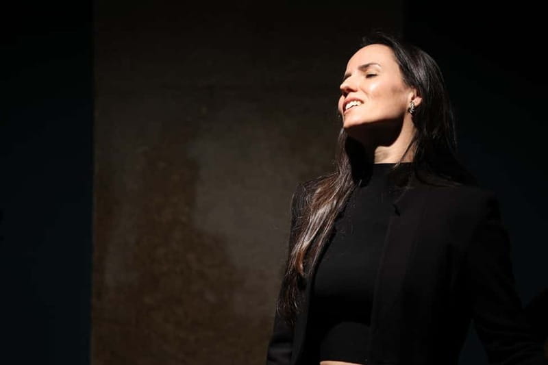 Porto: Traditional Fado Show at Sao Bento with Port Wine - The one-hour program, from Port wine to final song