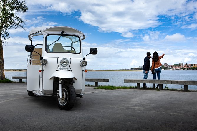 Porto Tuk Tuk: Clérigos, Seaside & Viewpoints - with Options - The guides make the difference
