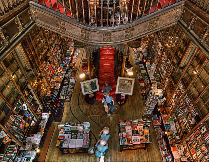 Porto: Walking Tour, Lello Bookshop, Boat and Cable Car - São Bento and Sé: short stops with strong character