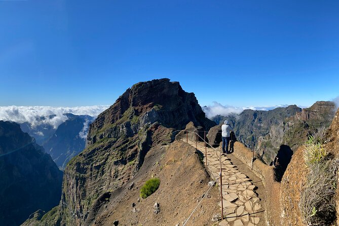 PR1 Sunrise Pico do Arieiro Self-Guided Hiking Transfer - Finishing near a café and the pickup point