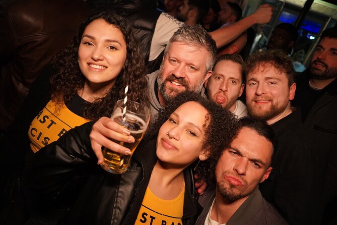 Private Pub Crawl in Lisbon - Meeting at Praça Luís de Camões