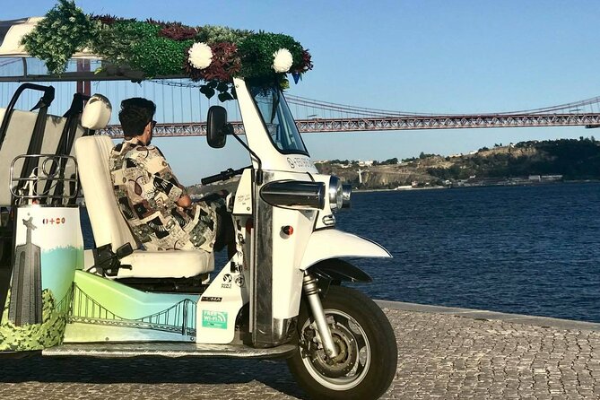 Private tuk tuk tour in old city Lisbon (Standard-1h30) - Praça do Comércio and the open view toward the Tagus