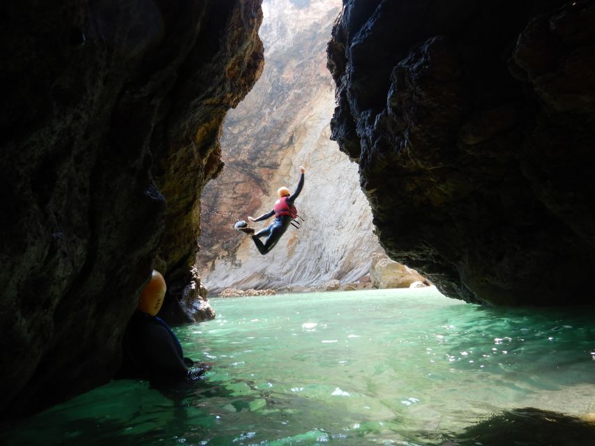 Sagres: Coasteering - Swimming, Cliff Jump & Rock Climbing - Getting comfortable in the wetsuit and water