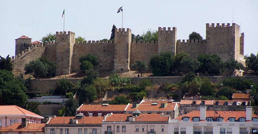 São Jorge Castle Skip-the-line Entry Ticket - Finding the host at Travessa do Chão da Feira
