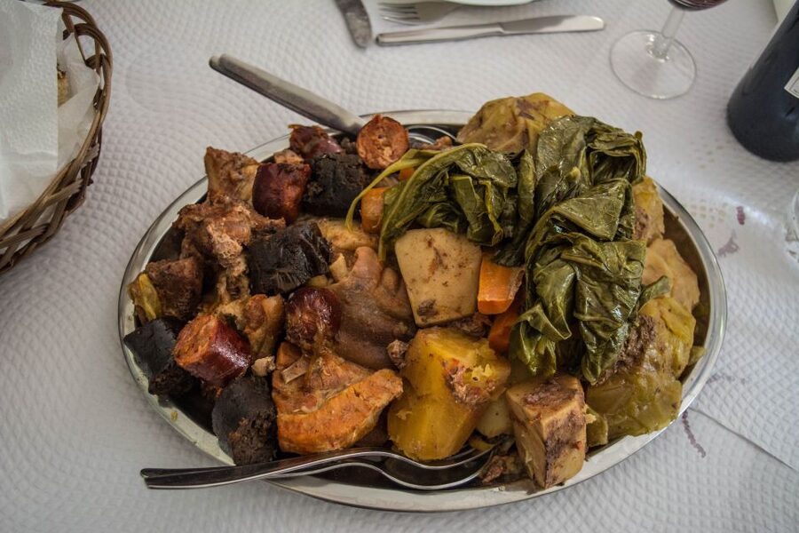 São Miguel East: Full-Day Van Tour with Lunch - What the guide adds to the experience