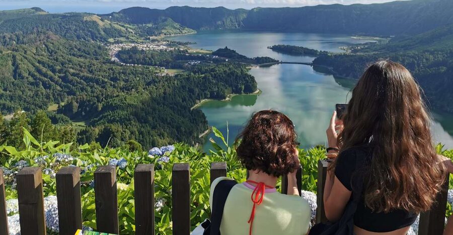 São Miguel Island: 2-Day Guided Island Tour with Meal Add-on - What the guides add to the experience