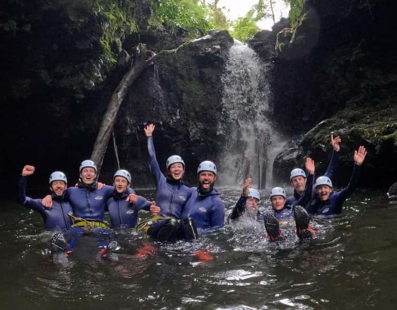 São Miguel: WaterPark Canyoning Ribeira dos Caldeirões - Entering Ribeira dos Caldeirões by rope and rock