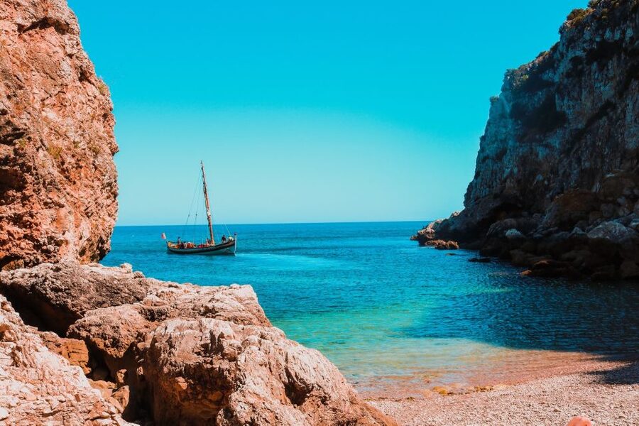 Sesimbra: Arrábida Beaches & Caves Boat Tour with Snorkeling - Mijona and Inferno beaches