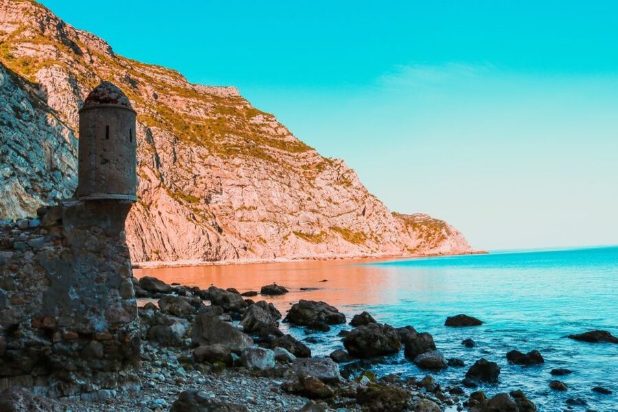Sesimbra: Arrábida Beaches & Caves Boat Tour with Snorkeling - Caves, cliffs, and the route toward Cabo Espichel