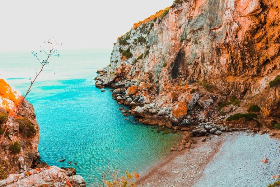 Sesimbra: Arrábida Beaches & Caves Boat Tour with Snorkeling - What the crew does well