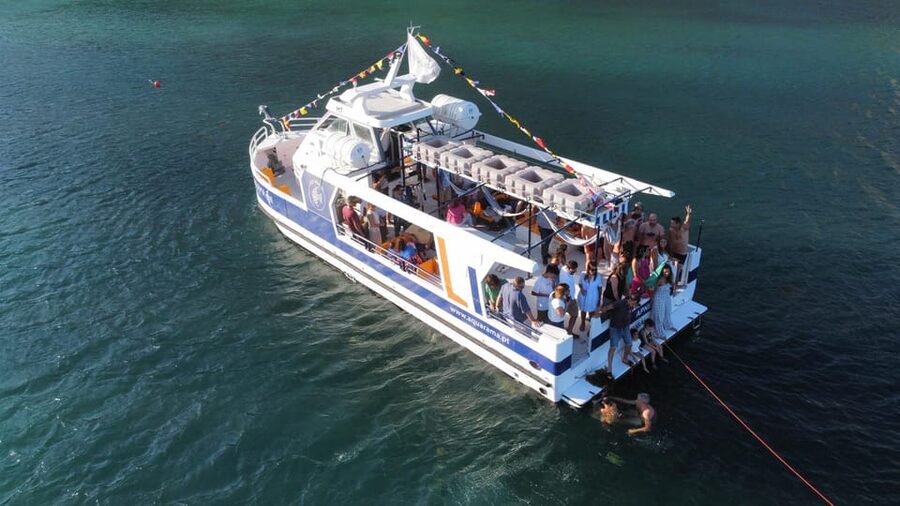 Sesimbra: Family Friendly Boat Sea Tour w/ Submarine Vision - Caves, Praia da Mijona, and Inferno Beach