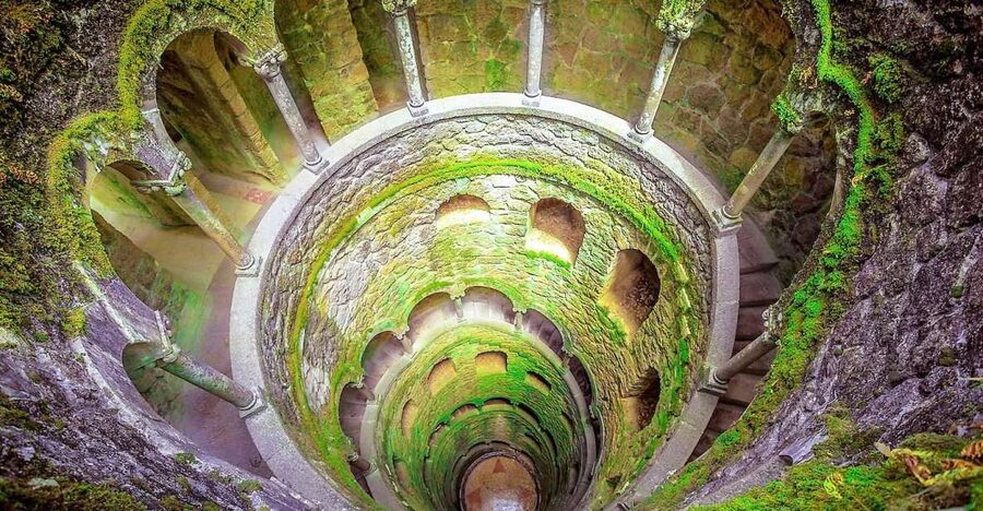 Sintra: Quinta da Regaleira Entry Ticket and Guided Tour - Meeting the guide at the entrance
