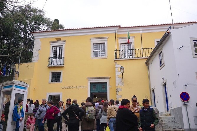 Skip the Line Ticket Castelo de S. Jorge - Entering Castelo de São Jorge