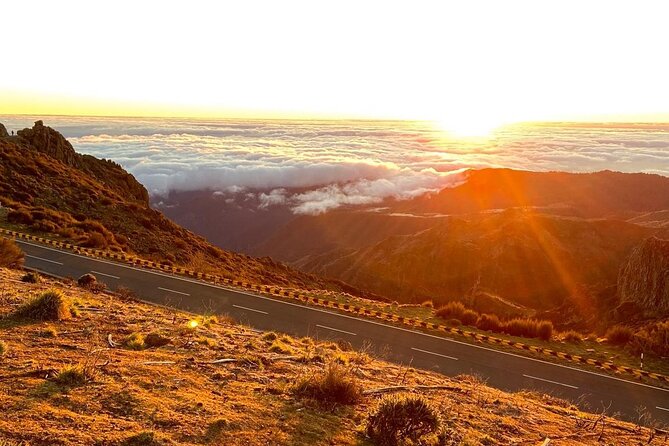 Sunrise Transfer To Pico Do Arieiro, Hike To Pico Ruivo & Return From Teixeira - Who should book this sunrise hike?