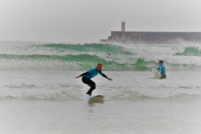 Surf class in Porto - small groups, ideal for beginners - Starting on the sand at Matosinhos