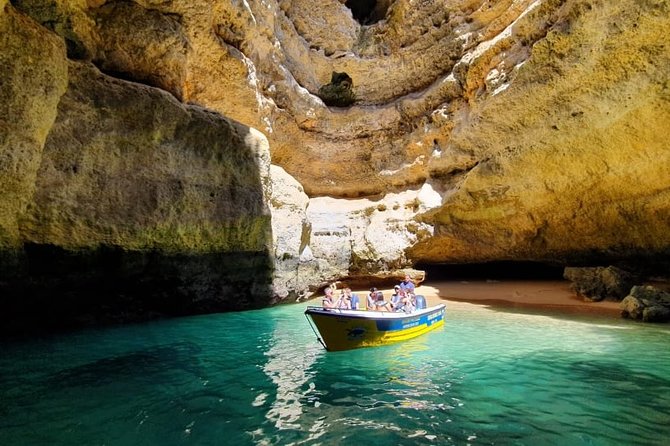 Traditional Tour - Benagil Cave - The guides bring the caves to life