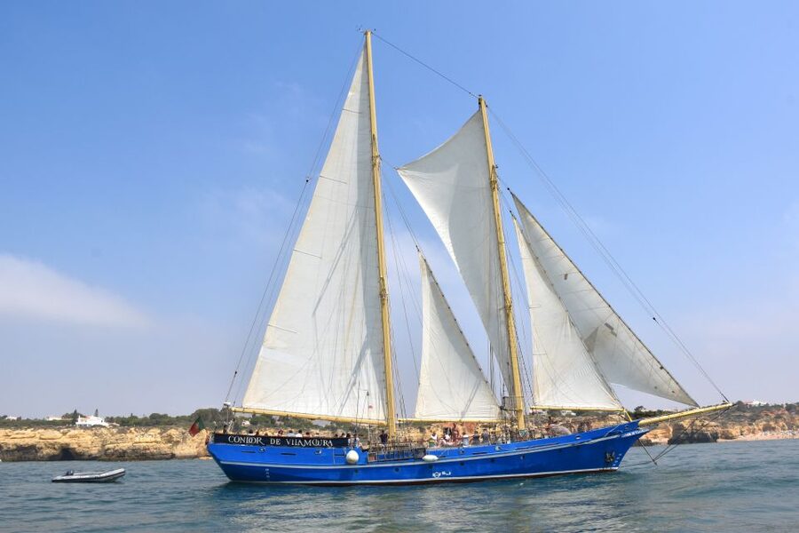 Vilamoura: Algarve Coast 3-Hour Sailing Cruise With Open Bar - What the crew does well