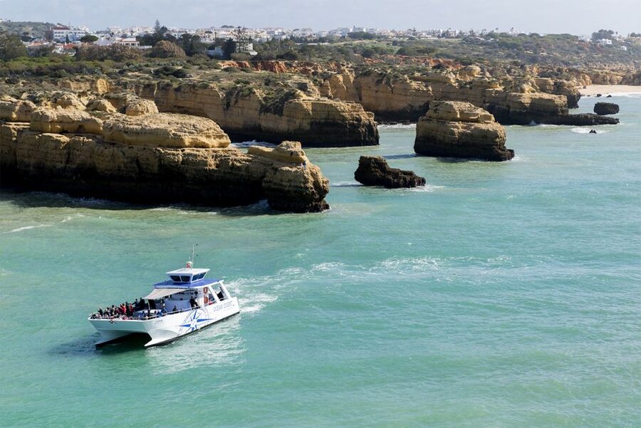 Vilamoura: Benagil Cave Quest Boat Tour - Reaching Benagil Cave