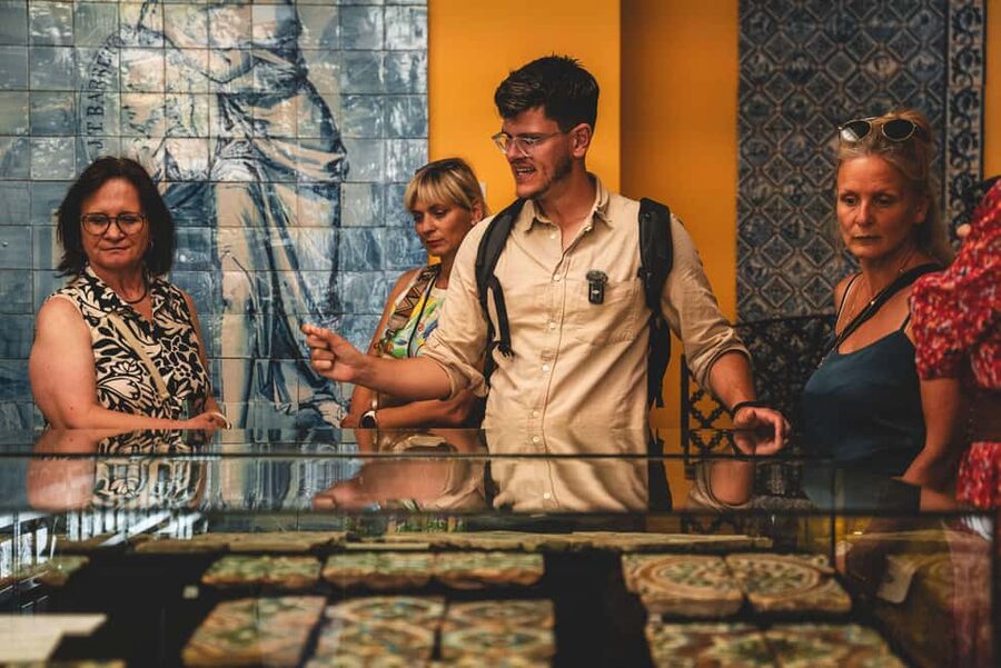 Walking tour discover Porto's center in German (max. 12 pax) - University streets, Carmo, and Livraria Lello